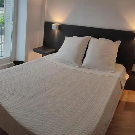 Ideally Located, Air-conditioned Apartment
